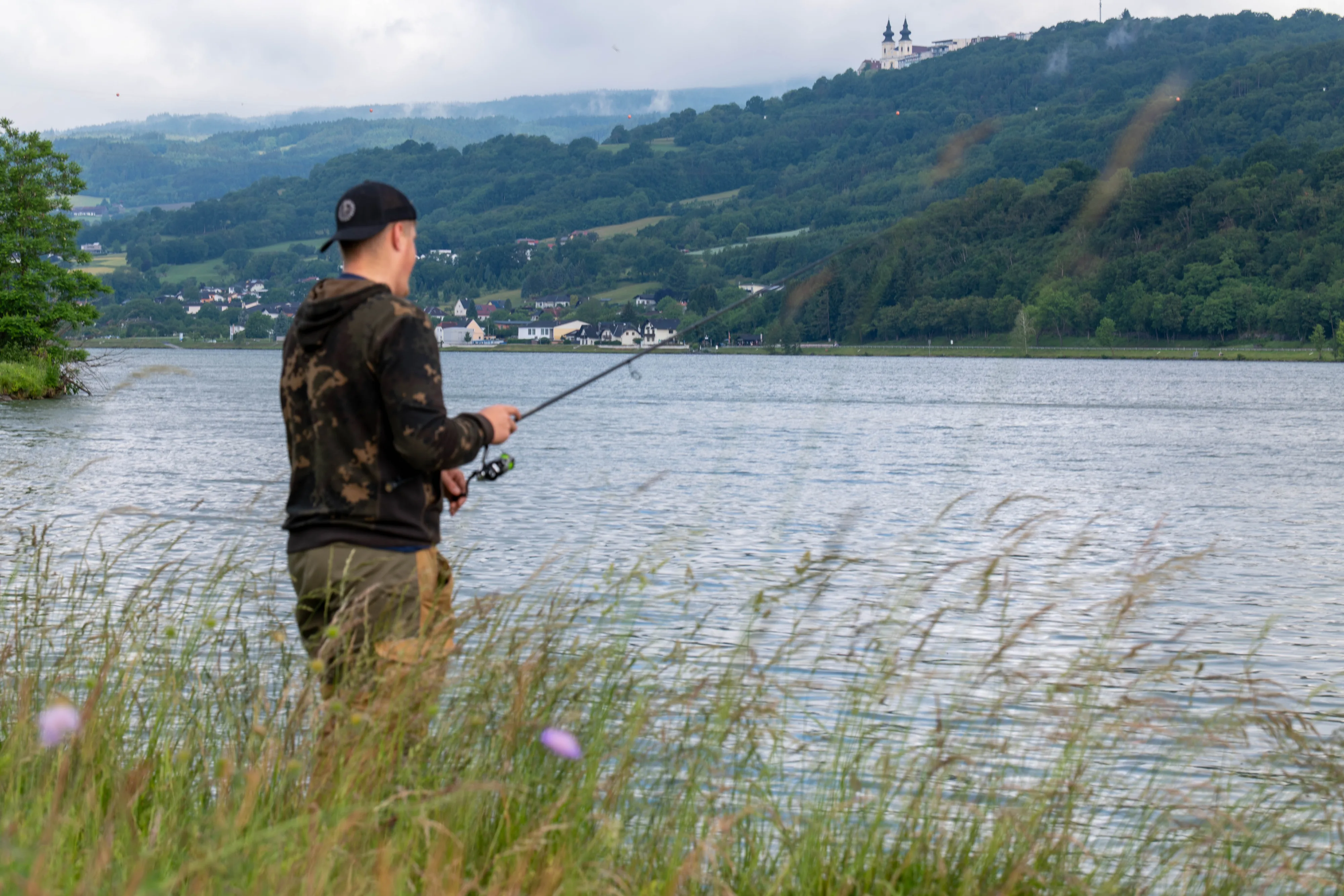Erik Sochor beim Spinnfischen an einem See in Niederösterreich