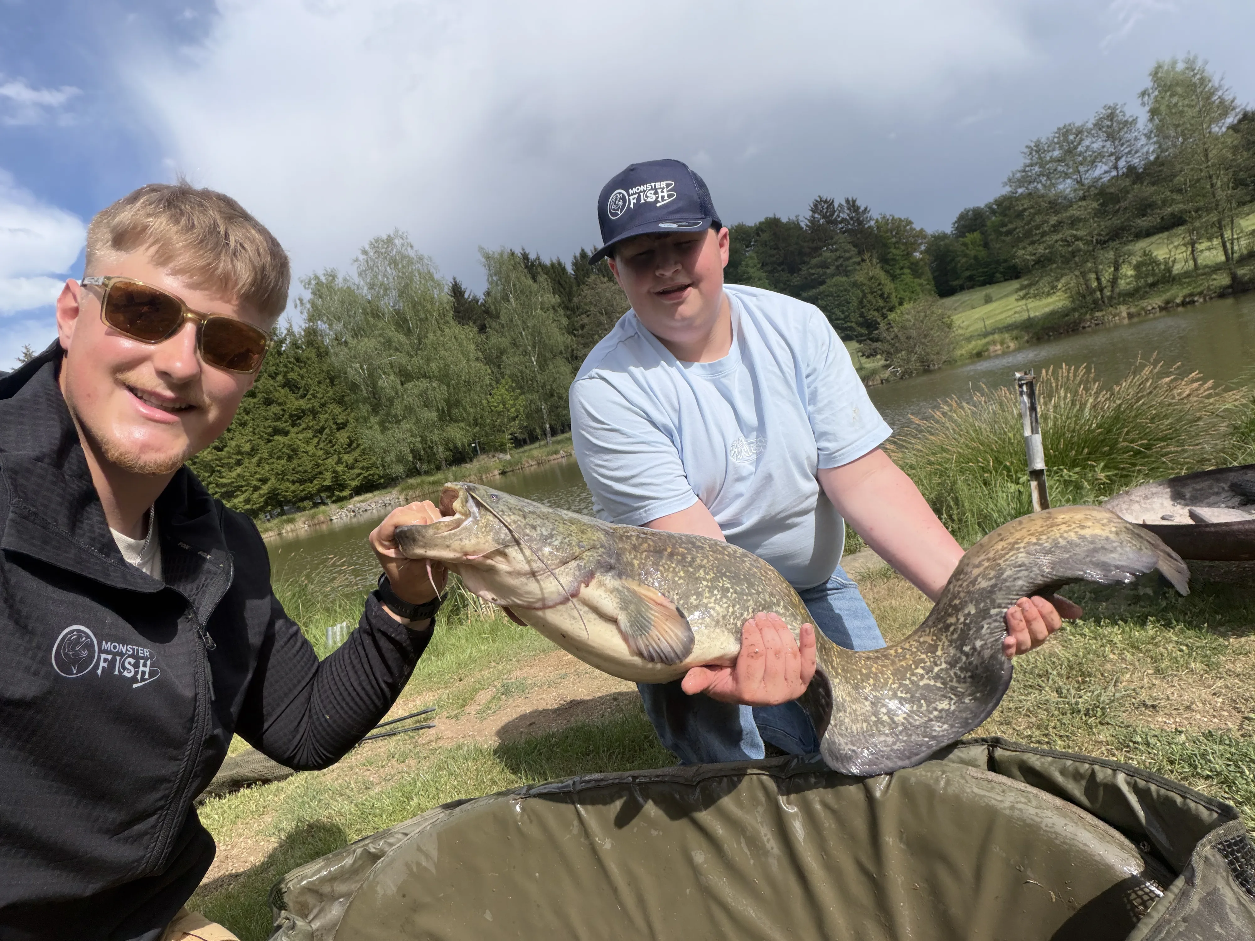Zwei Angler mit einem Waller am Angelteich